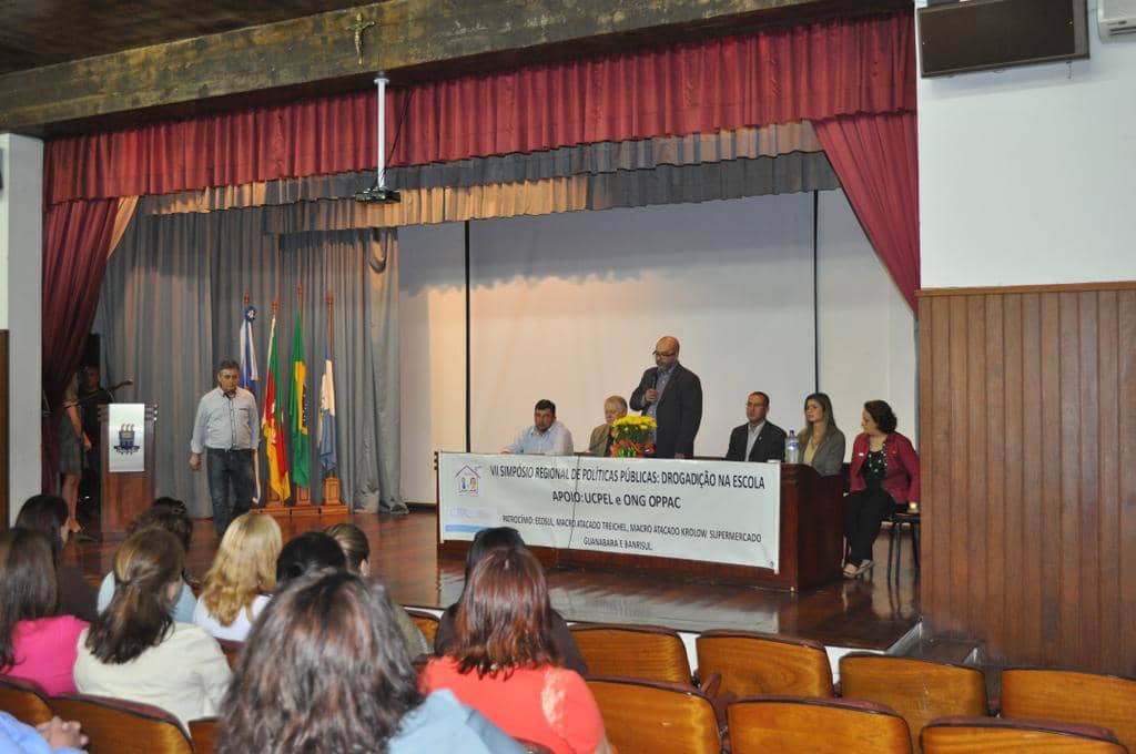 Mesa de abertura do debate em Pelotas