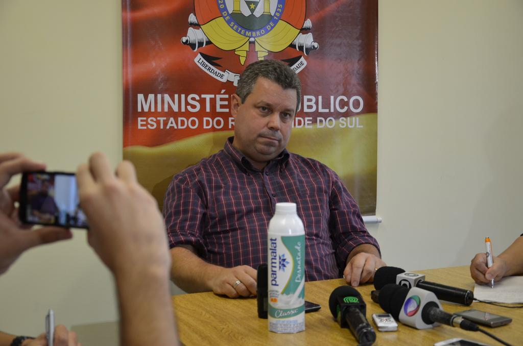 Promotor Alcindo Bastos da Silva Filho apresentou o litro de leite fraudado comprado na Capital ... 