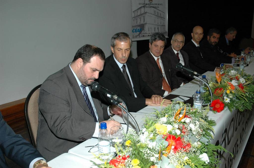 Tuma Júnior assinando o acordo de cooperação