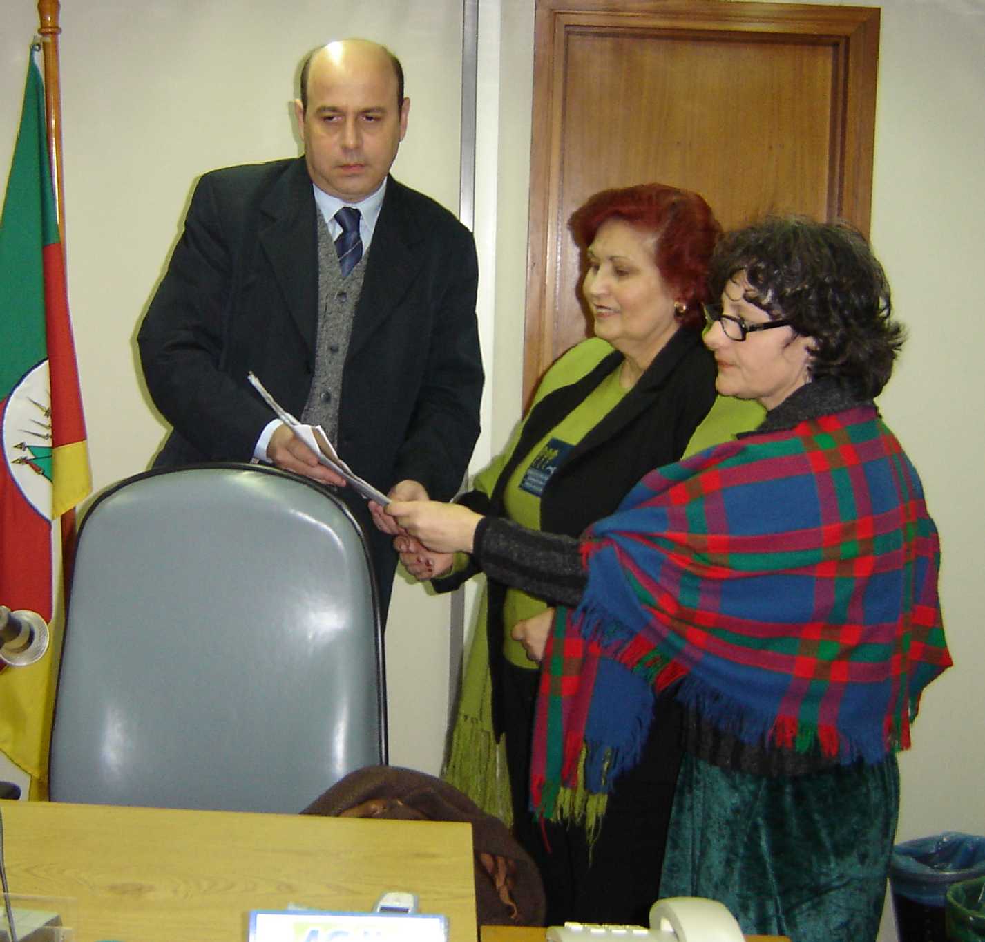  Miguel Velasquez recebe representação de Mariza Alberton e Télia Negrão