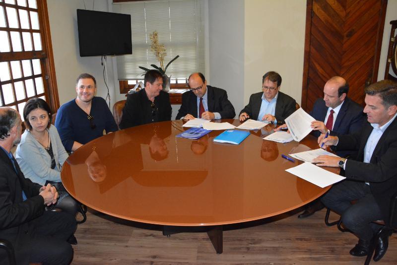Assinatura aconteceu na sede da Prefeitura de Gramado