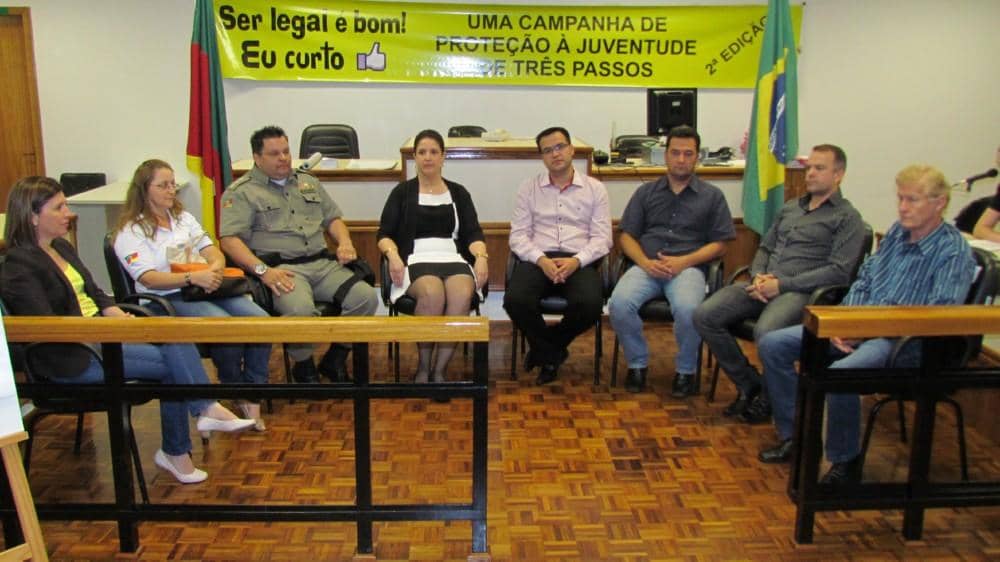Dinamárcia Maciel de Oliveira com autoridades durante o lançamento