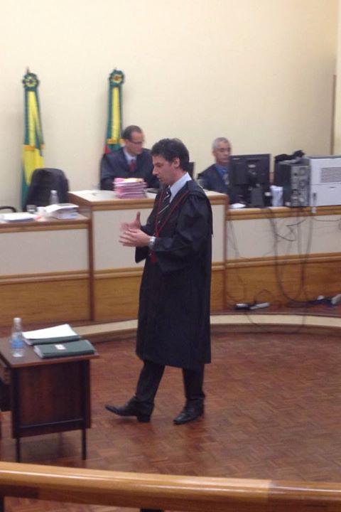 Promotor Márcio Schlee Gomes durante o julgamento