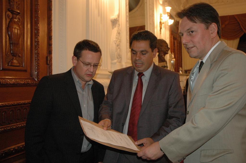 Marcelo Dornelles (C) entregou documentos
