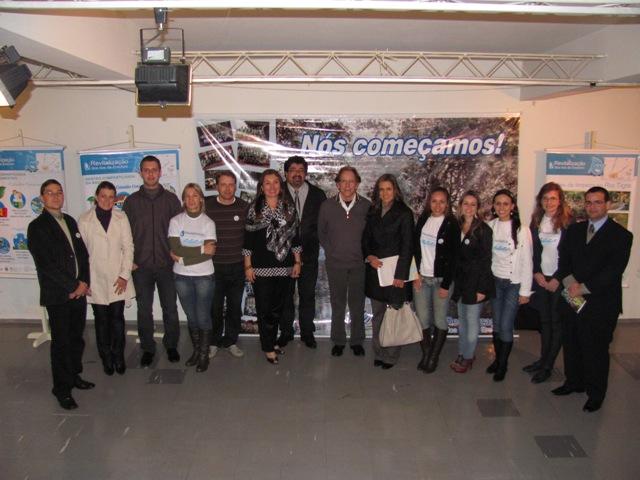 Autoridades com equipe do projeto Revitalização dos Rios de Erechim