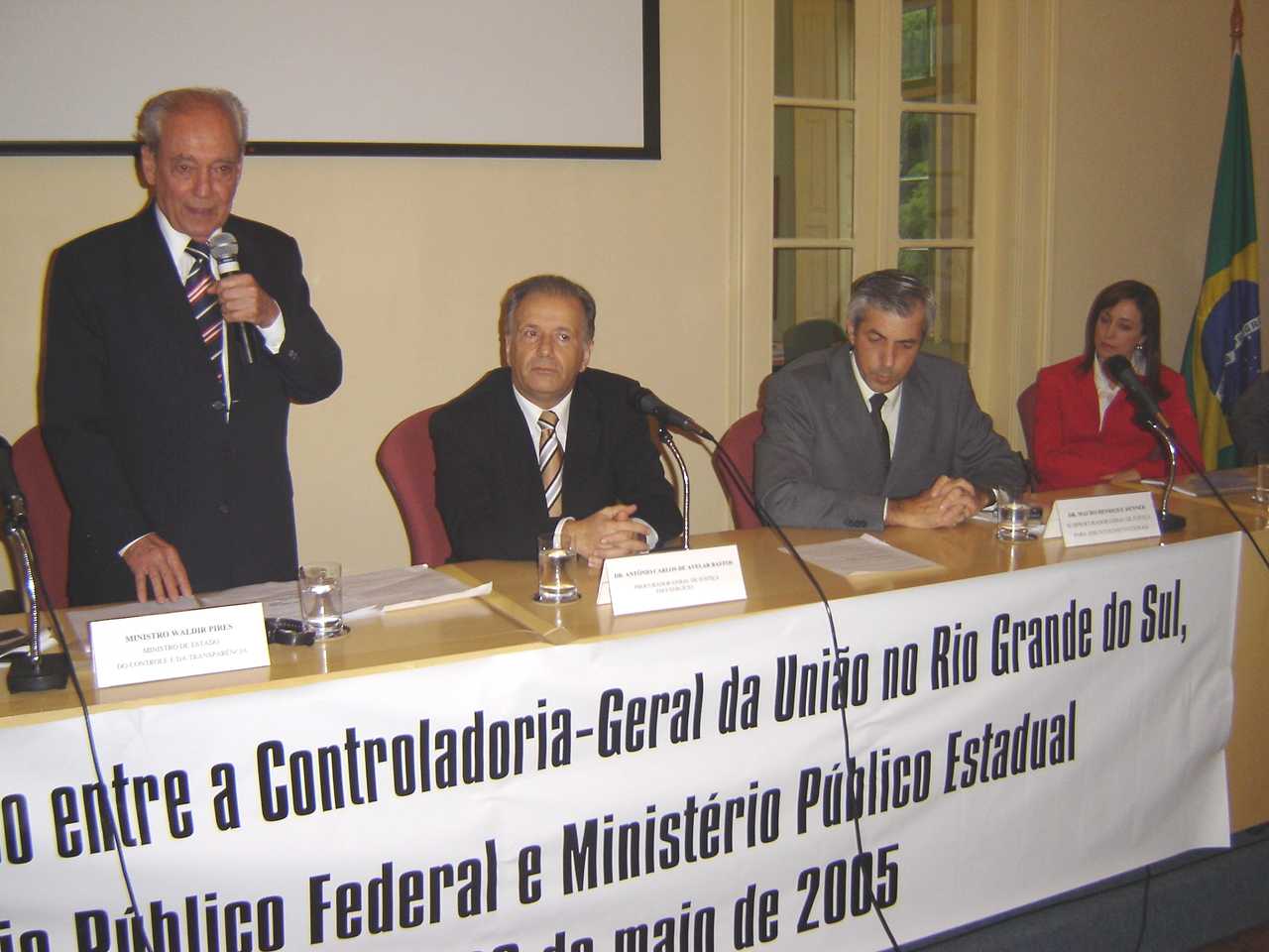 Pires fala aos integrantes do Ministério Público [fotos: Cristiane Conceição]
