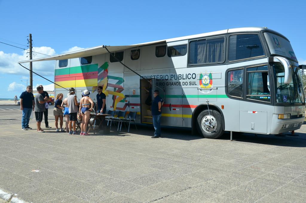 Ônibus do MP durante ação em Tramandaí