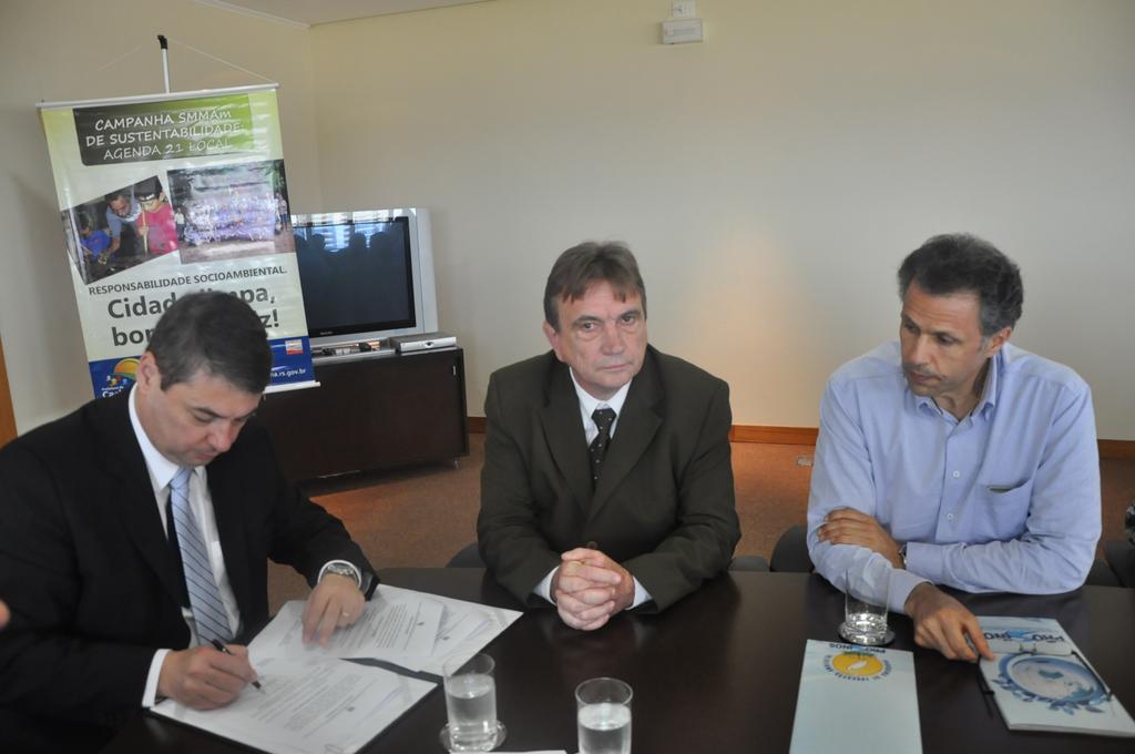Eduardo de Lima Veiga, José Dilkin (C) e Faisal Karam (D) assinaram Termo de Cooperação