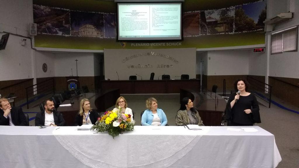 Promotora de Justiça Regional de Educação durante encontro em Venâncio Aires