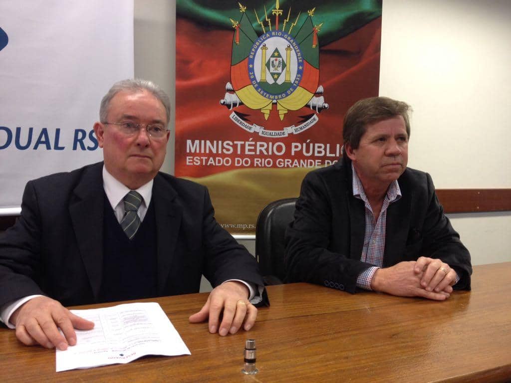 Promotor Áureo Gil Braga e Delegado da Receita Estadual Oívio Bressiani durante coletiva 