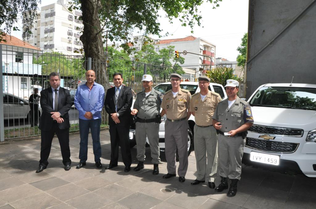 Representantes do MP e da BM durante o ato de entrega dos veículos