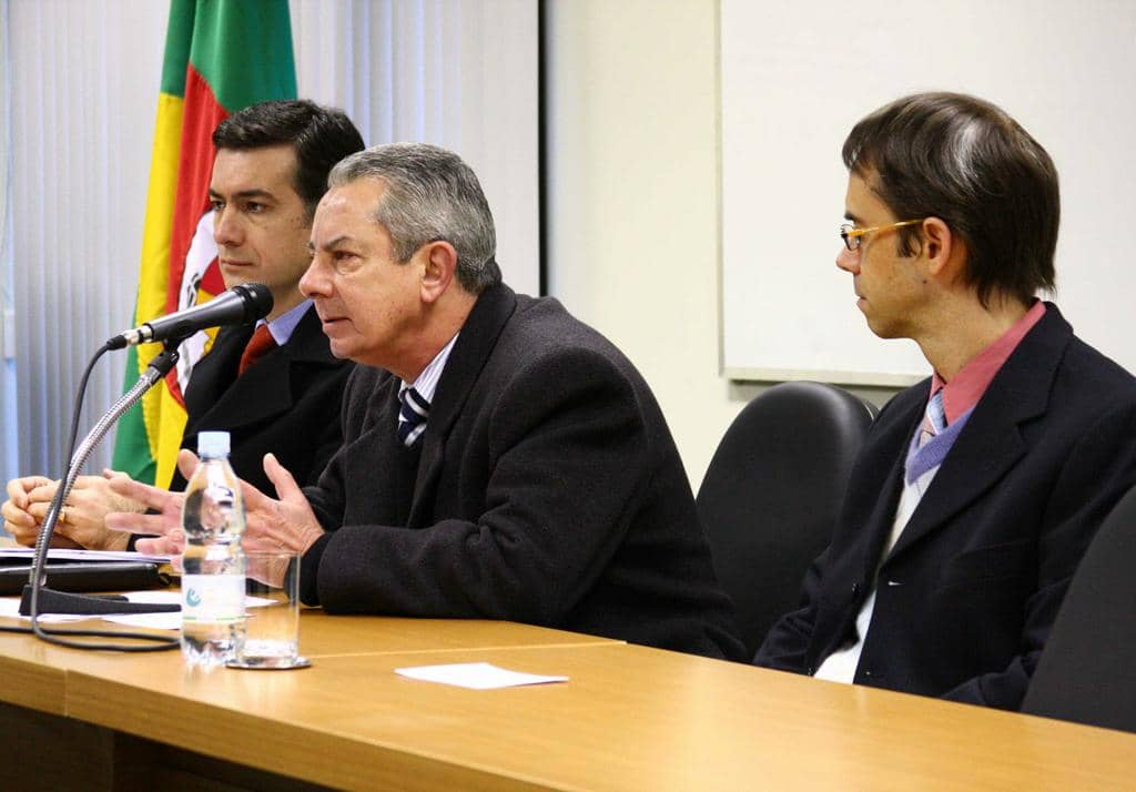 Ziomkowski entre os promotores Nilson Rodrigues e Alceu Moraes