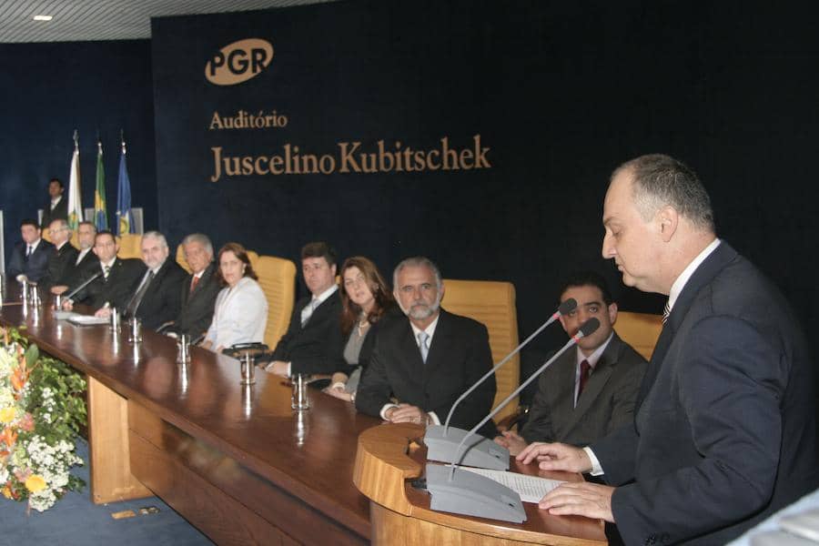 Cláudio Barros Silva (d) durante seu discurso