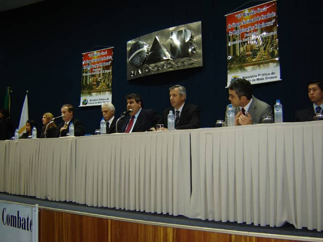 Renner na mesa de abertura