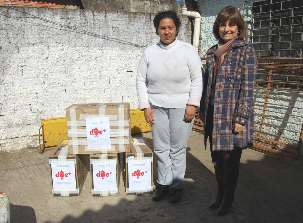 Vanessa e Maria Ignez durante a entrega das doações