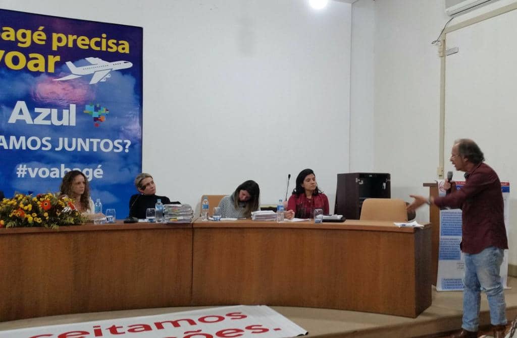Anelise Grehs (2ª da E para D) ouviu as manifestações sobre o projeto