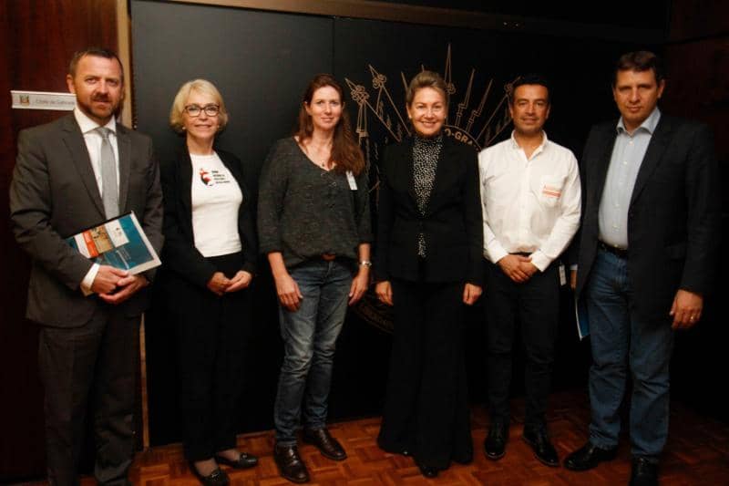 Entrega de documento aconteceu na sala da presidência da AL