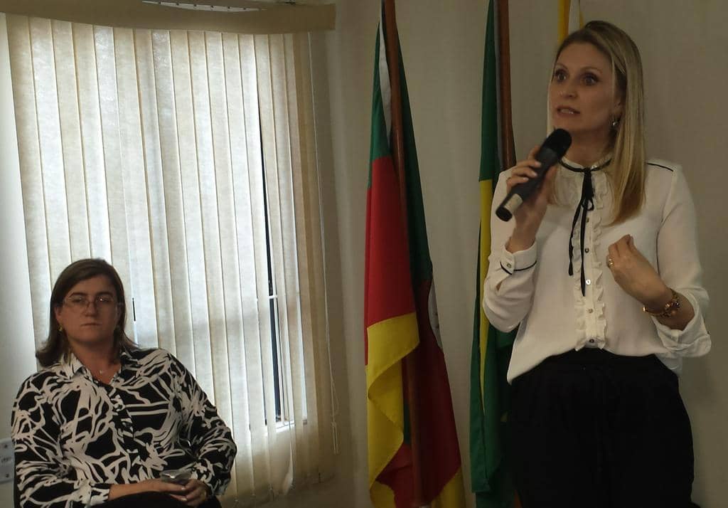 Paula Mohr e Débora Menegat na audiência...