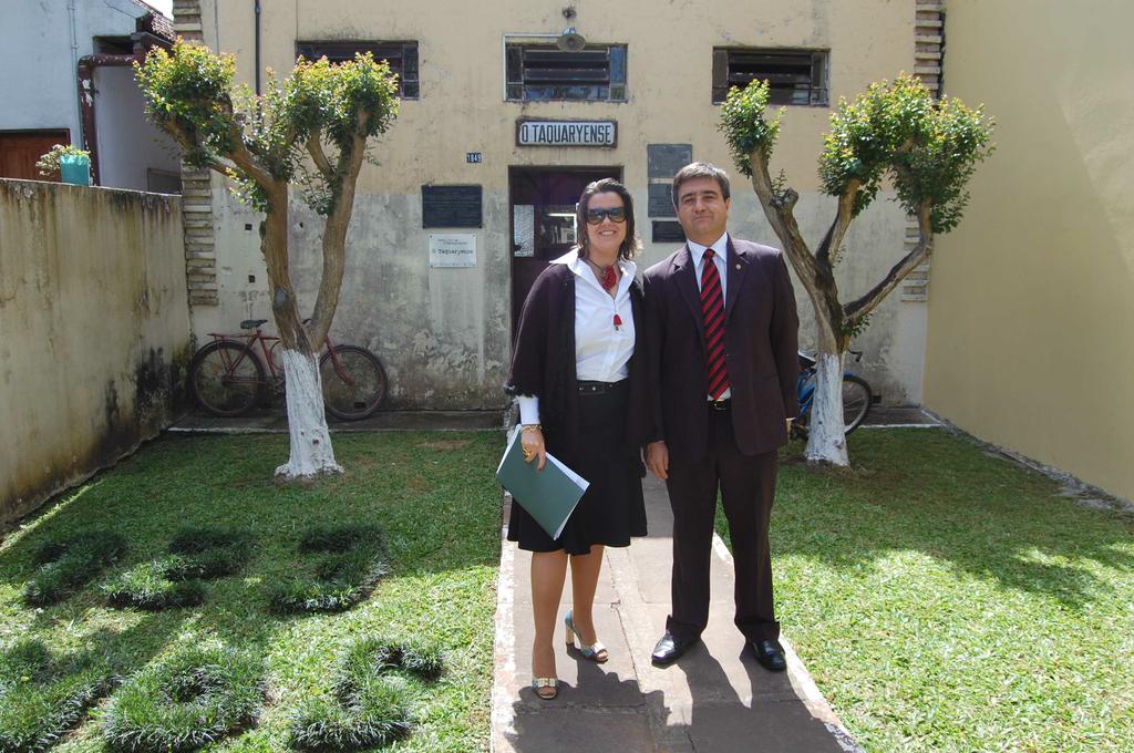 Andrea Barros e Júlio Almeida em frente à sede do Jornal