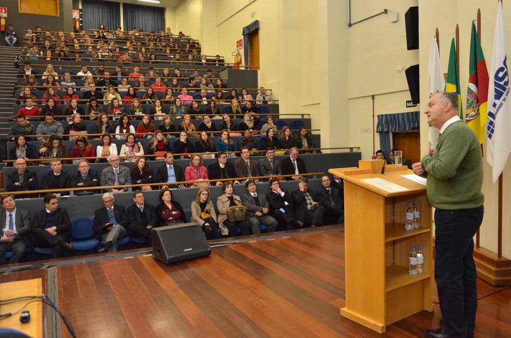 Auditório da Unisc lotado na abertura do evento