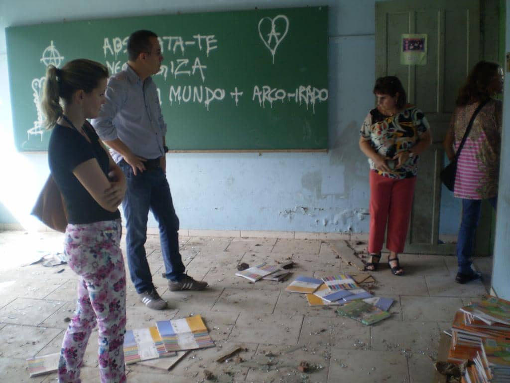 Promotor durante a inspeção na escola...