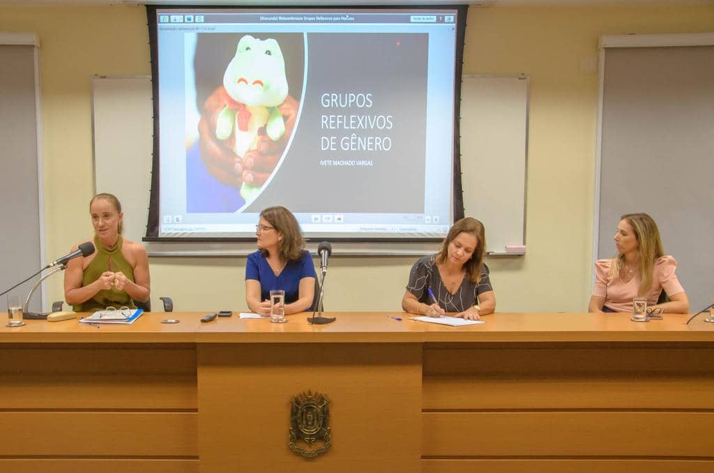 Mesa de debate da webconference sobre grupos reflexivos para homens