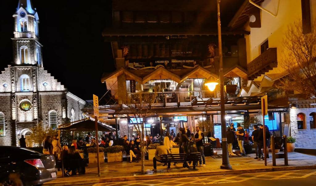 Gramado à noite no último sábado, 18