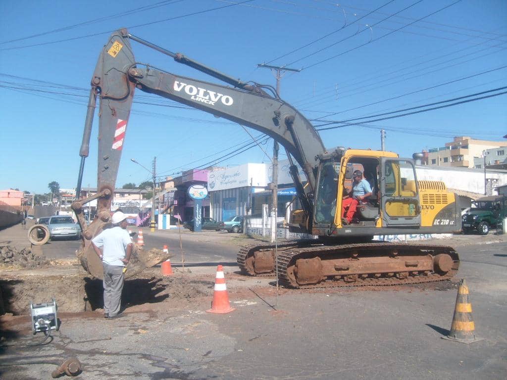 Corsan faz reparos na tubulação de esgoto