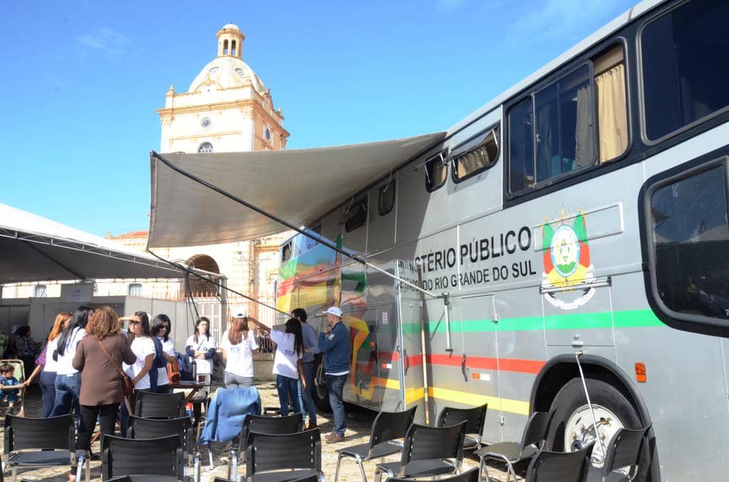 Ônibus do MP  esteve presente... 