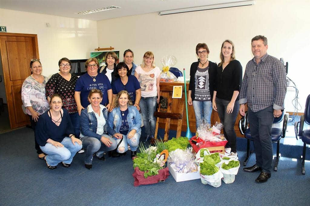 Adriana Costa recebe estudantes e professores envolvidos no projeto