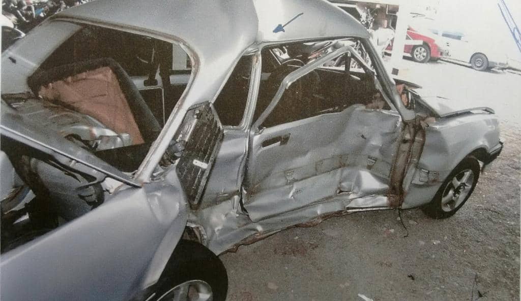 Carro ficou destruído na colisão...