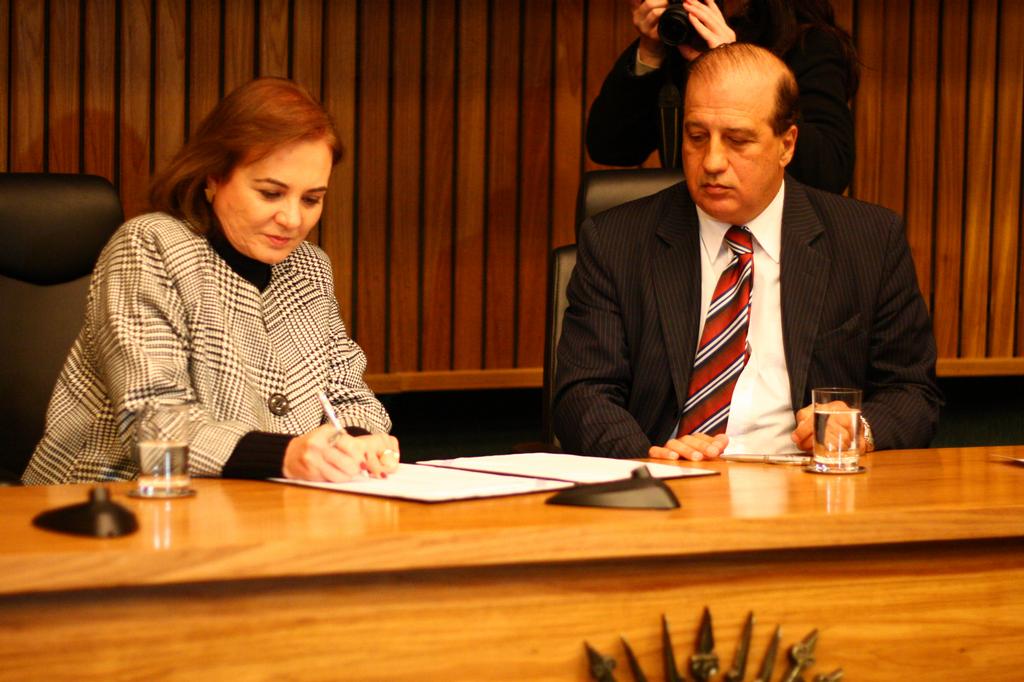 Procuradora-Geral assina o acordo de cooperação observada pelo ministro Nardes