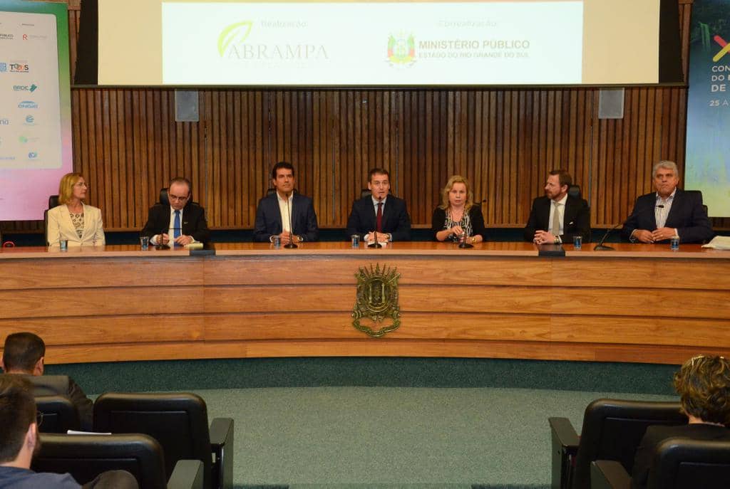 Mesa de encerramento do Congresso, presidida pelo procurador-geral Fabiano Dallazen