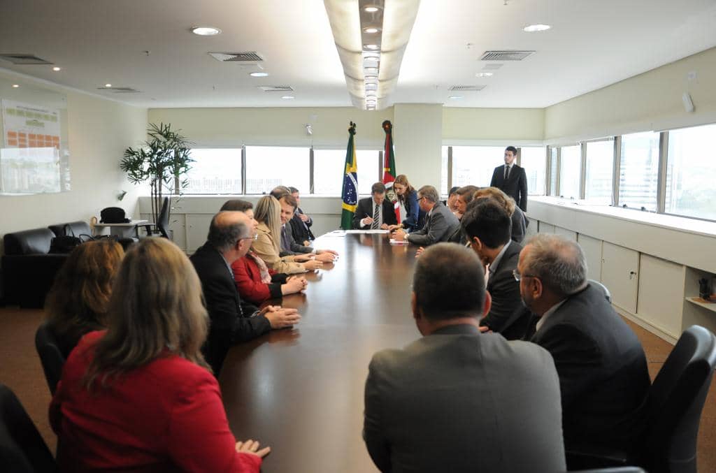 Ato de assinatura foi realizado na sala de reuniões do PGJ