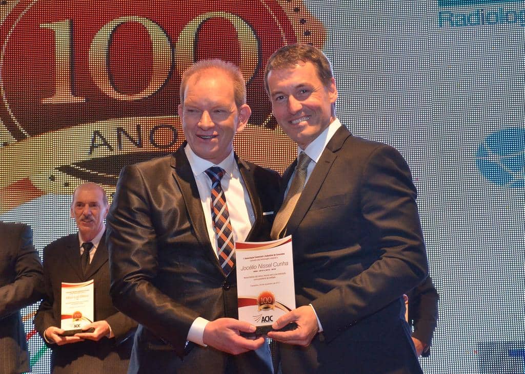 O presidente da ACIC faz a entrega do troféu ao PGJ