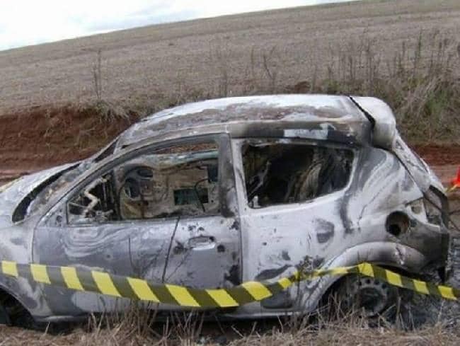 Carro foi queimado com vítima dentro