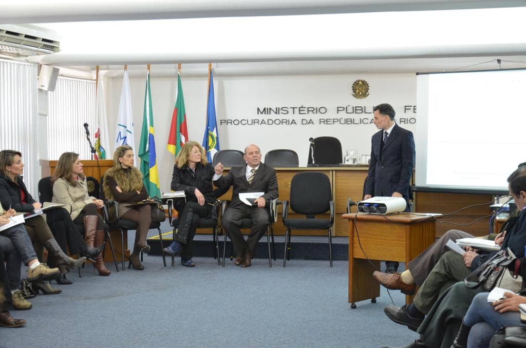 Caroline Vaz, Marinês Assmann e Carlos Paganella (ao fundo) durante a reunião