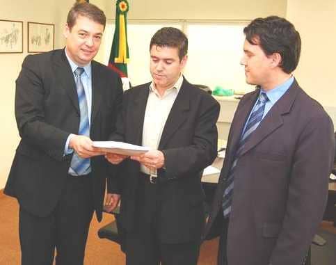 Subprocurador-Geral, Eduardo de Lima Veiga, recebe cópia da ação ajuizada por Promotores