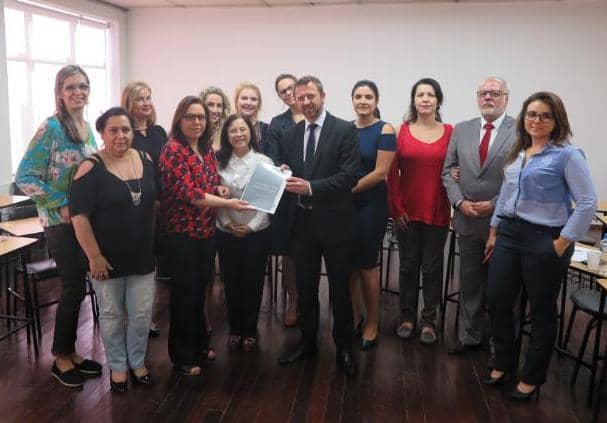 Daniel Martini (centro) recebeu o relatório em mãos