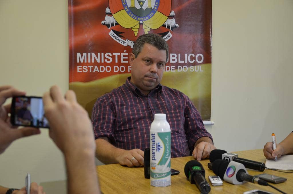 Promotor Alcindo Bastos da Silva Filho apresentou o litro de leite fraudado comprado na Capital ...