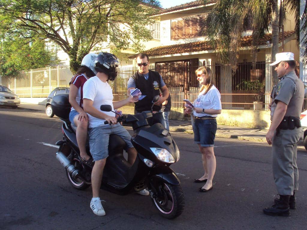 Promotora de Justiça Ivanise Jahn de Jesus auxiliou no trabalho de conscientização dos motoristas