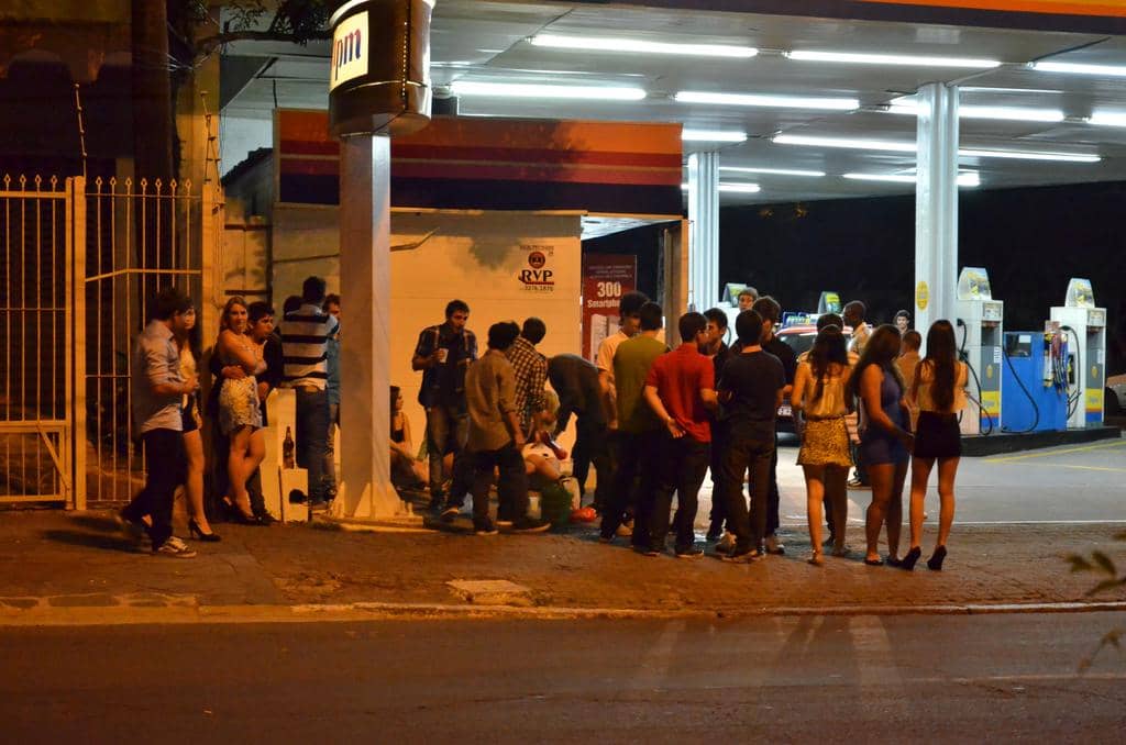 Jovens foram flagrados bebendo nas dependências de posto de combustíveis