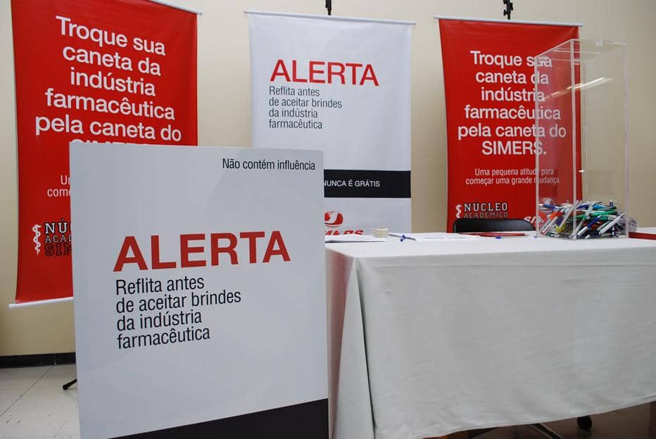 Estandes com material divulgam campanha em seminários e palestras da área médica