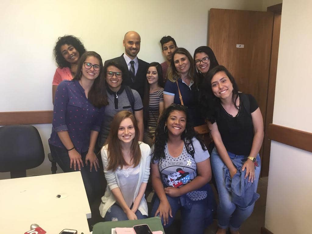 Marcelo Tubino com estudantes em Alvorada