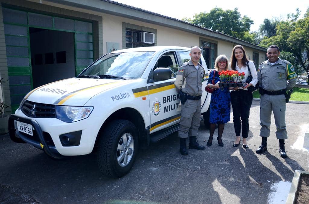 Promotoras durante a entrega no Batalhão Ambiental