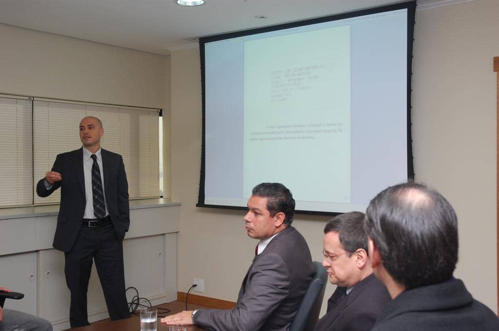 Promotor Marcelo Tubino Vieira (E) durante reunião da força-tarefa