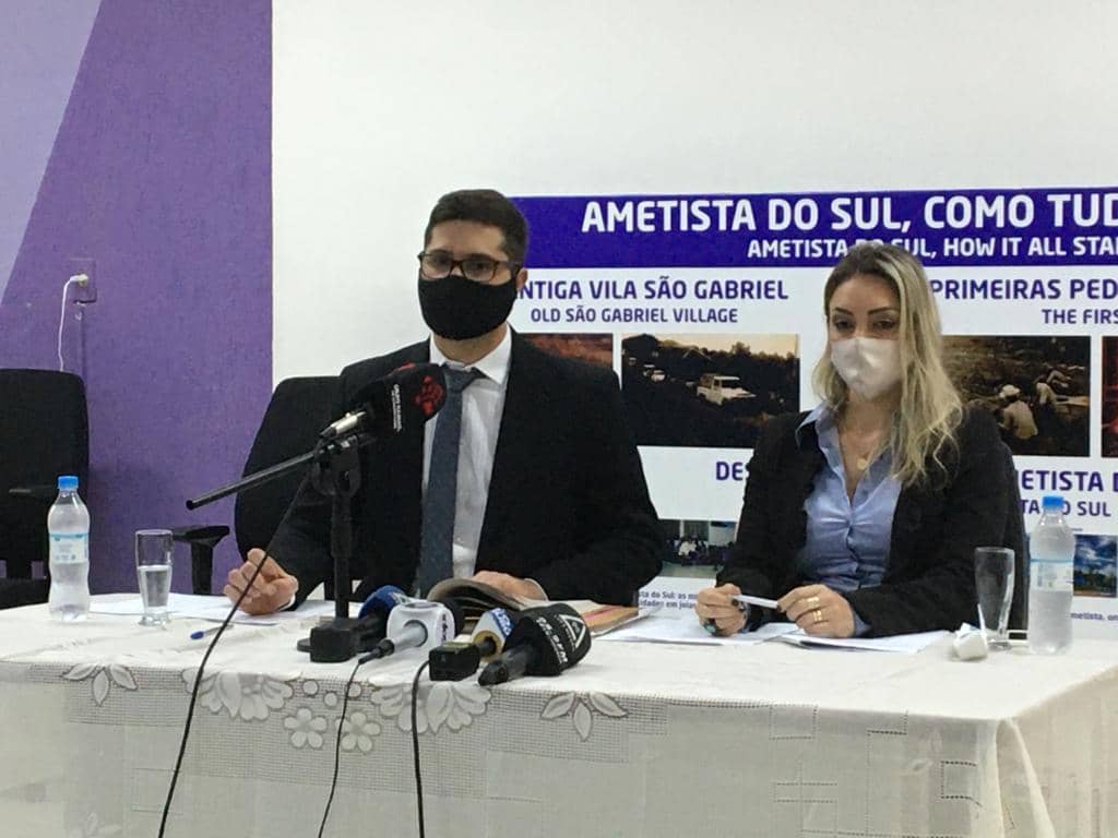 Promotor de Justiça relata o teor da denúncia em coletiva de imprensa