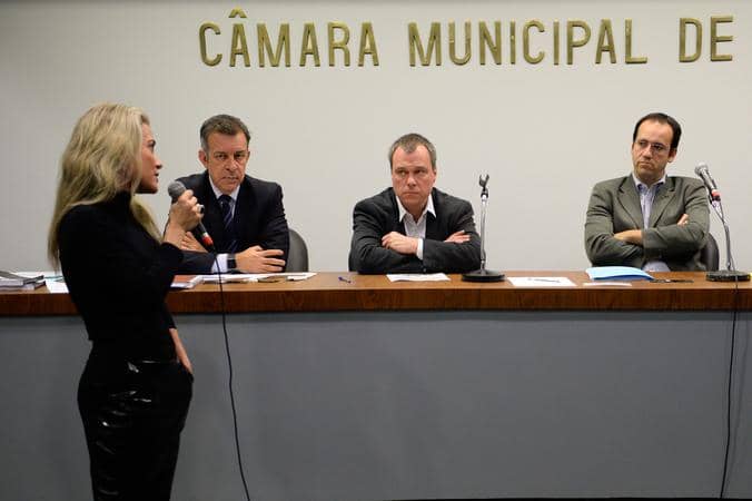Anelise  Grehs durante sua manifestação no lançamento da Frente