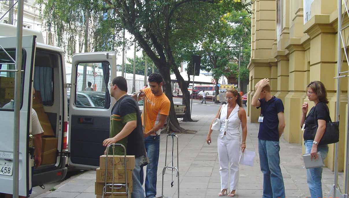 Promotora Angela Rotunno (de branco) observa a chegada dos documentos no Arquivo Histórico