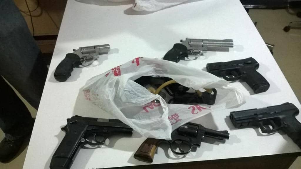 Armas apreendidas durante o cumprimento de mandados de busca.